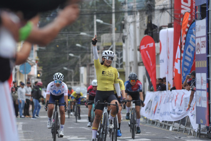 Elizabeth Castaño tras pasar la línea de meta comandando la primera etapa femenina.