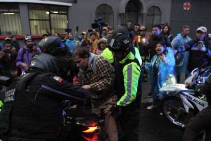 Dos manifestantes resultaron detenidos por presuntamente agredir a un Policía.