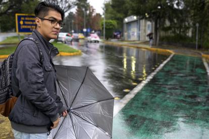 Saúl Lara estudia Ciencias Políticas en la UNAM -a la que tarda dos horas en llegar todos los días- camina por las instalaciones universitarias de la Ciudad de México.