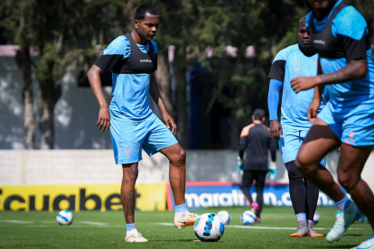 Los jugadores de Liga de Quito continúan entrenando en el complejo de la institución, ajenos al problema legal que enfrentan.