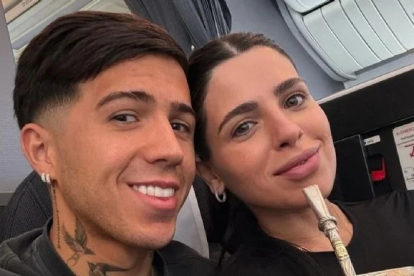 El futbolista argentino junto a su expareja Valentina Cervantes, con quien tienen dos hijos
