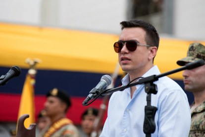 El presidente Daniel Noboa, en los campamentos móviles para las Fuerzas Armadas, en Guayaquil.