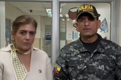 Acto. La Ministra del Interior, Mónica Palencia y el comandante de la Policía Nacional, Víctor Zárate visitaron a uniformados que fueron llevados a una casa de salud.