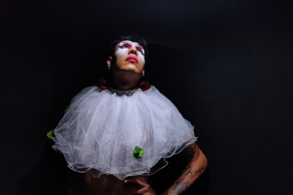 La música guayaquileña transgénero Vulga, quien está experimentando con el perreo y la música electrónica, tiene recorrido también en el metal, grunge y punk.