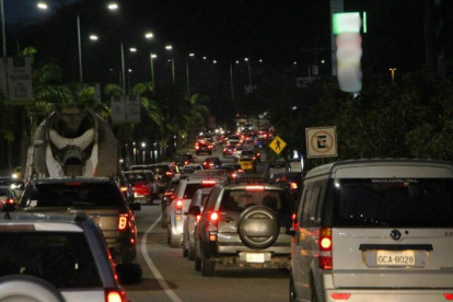 El tránsito vehicular se torna pesado en las noches, de lunes a viernes, en la vía principal de la urbanización La Joya, en la parroquia La Aurora.
