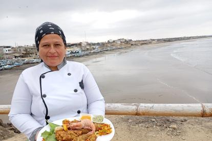 Una de las chefs muestra uno de los banquwtes para los turistas que asiten este 24 de noviembre a Engabao.