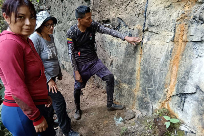 Oswaldo, guía descendiente Quijos,(der.) menciona que ese sitio podría haber sido una especie de hospital de la población ancestral.