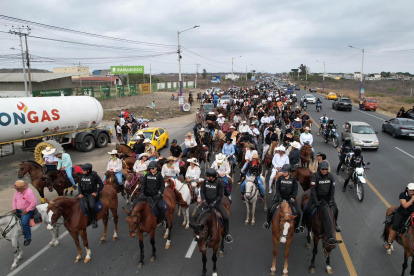 La cabalgata por las calles de Santa Elena llenó de gran emoción a los habitantes de la urbe peninsular