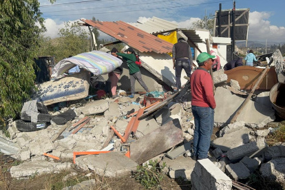 Familiares y vecinos ayudaron a rescatar las cosas sobre los escombros.