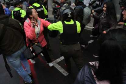 La funcionaria fue captada durante las protestas en Quito, el 21 de noviembre de 2024.