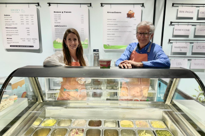 Negocio. Después de 24 años Cristina Tobar y su papá, José Tobar, decidieron reabrir la heladería Zanzibar.