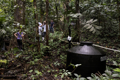 Trabajadores del Instituto Interamericano de Cooperación para la Agricultura (IICA) supervisan uno de los tanques de recolección de agua en la montaña en la comunidad de Nairi Awari en Limón, Costa Rica.