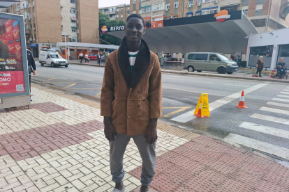 Mansour es un joven de 18 años de Guinea-Conakri que llegó en una patera a Canarias y que en Málaga se acaba de convertir en todo un héroe