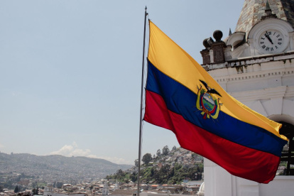 Sólo se suele cantar la segunda estrofa y el coro en El Himno Nacional de Ecuador.