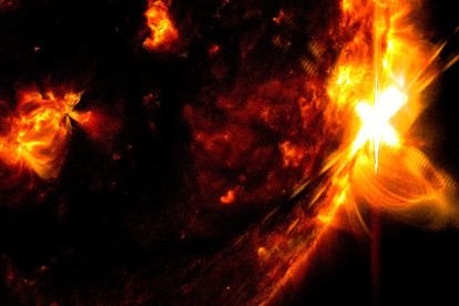 El Observatorio de Dinámica Solar de la NASA capturó esta imagen de una erupción solar