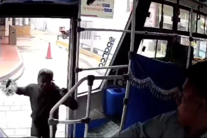 El hombre amenazó con un arma blanca al chofer del bus.