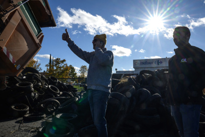 Miembros de la Coordinación Rural, un sindicato agrícola francés de línea dura, bloquean la entrada a un centro de distribución de Carrefour en Colomiers, en las afueras de Toulouse.