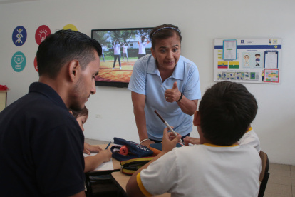 El maestro integrador (o sombra) acompaña al estudiante durante la jornada escolar