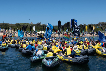 Centenares de manifestantes comenzaron a congregarse este viernes en el puerto de Newcastle, la mayor terminal marítima de carbón del mundo al sureste de Australia.