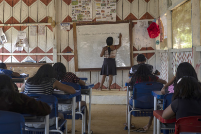 La profesora Auriciana Dace Munduruku, indígena de la etnia Mundurukú, enseña a sus alumnos sobre problemas ambientales.