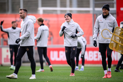 Piero Hincapié (d) se integró a la práctica de Bayer Leverkusen, tras su paso con la selección ecuatoriana