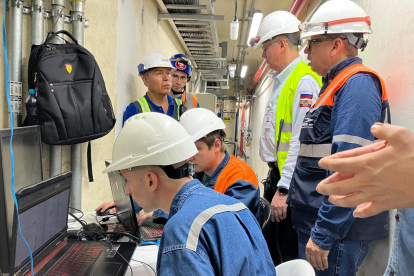 Revisión. Personal técnico de CELEC EP Hidrotoapi, revisaron que los sistemas, instrumentos y componentes de la unidad funcionen de manera óptima.