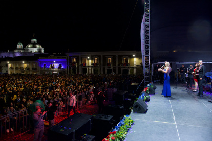 El pregón que convocó a cientos de quiteños en la Plaza San Francisco estuvo acompañado de la presentación de artistas nacionales