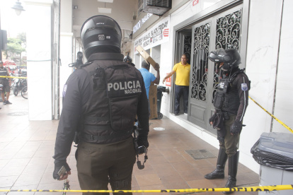 Policías llegaron a la zona para investigar el hecho. El pasaje comercial en donde se produjo el robo fue cerrado momentáneamente.
