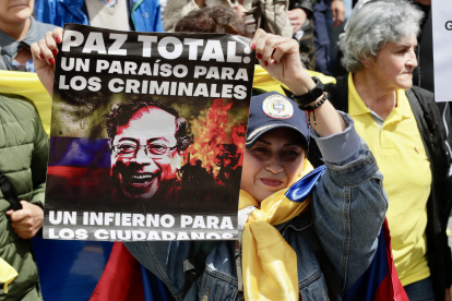 BOG400. BOGOTÁ (COLOMBIA), 23/11/2024.- Personas se manifiestan durante una jornada de protesta realizada contra el Gobierno de Gustavo Petro, este sábado en Bogotá (Colombia). Opositores políticos y sectores inconformes con el Gobierno colombiano salieron a las calles para protestar contra las políticas del presidente Gustavo Petro. EFE/Carlos Ortega