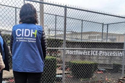 USA9482. TACOMA (WA, EEUU), 23/11/2024.- Fotografía cedida por Global Rights Advocay donde aparece una integrante de la Comisión Interamericana de Derechos Humanos (CIDH) durante una visita al Centro de Detención Noroeste del Servicio de Control de Inmigración y Aduanas (ICE) en Tacoma, Washington (EE.UU.). Grupos civiles en Estados Unidos se preparan para intensificar la batalla contra el multimillonario negocio de los centros de detención de migrantes, plagado de denuncias por las malas condiciones en las que operan, que tendrán que expandir drásticamente su capacidad para facilitar el prometido plan de deportaciones masivas de Donald Trump.  EFE/Global Rights Advocay /SOLO USO EDITORIAL /NO VENTAS /SOLO DISPONIBLE PARA ILUSTRAR LA NOTICIA QUE ACOMPAÑA /CRÉDITO OBLIGATORIO