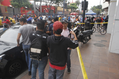 Seis sujetos asaltaron un pasaje comercial en la Bahía, centro de Guayaquil.