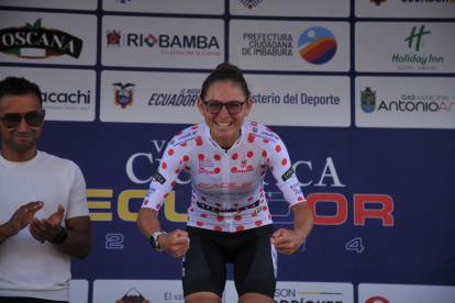 Esther Galarza celebró estar a poco de llevarse la Vuelta Ciclística Femenina.