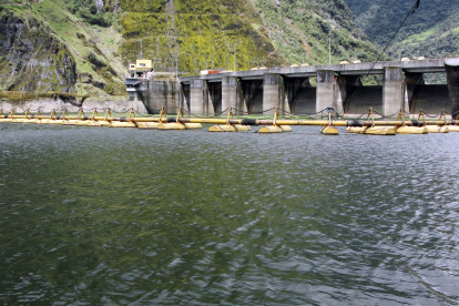 REPRESA MAZAR SE LLENA Y ALEJA EL FANTASMA DE LOS APAGONES EN EL PAIS¶LA REPRESA DANIEL PALACIOS IZQUIERDO EN PAUTE, AUMENTO SU CAUDAL, LO QUE PRODUJO QUE LA CENTRAL HIDROELECTRICA EL MOLINO OPERA SU CAPACIDAD MAXIMA EN LA GENERACION DEL FLUIDO.