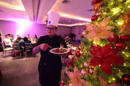 Opción. El chef del hotel Tryp By Wyndham de Guayaquil muestra uno de los menú que tiene para las celebraciones de diciembre. Allí también habrá varias fiestas.