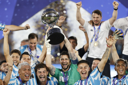 Jugadores de Racing celebran con el trofeo de la Copa Sudamericana tras vencer Cruzeiro este sábado, en el estadio General Pablo Rojas en Asunción (Paraguay)