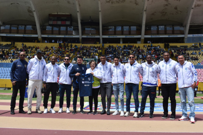 Algunos de los exfutbolistas y glorias de la selección durante una de sus últimas visitas al estadio Olímpico Atahualpa en calidad de estudiantes.