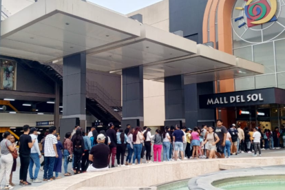 Compradores se levantaron temprano para aprovechar las ofertas en los centros comerciales de Guayaqui.