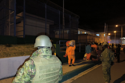 Bajo estrictas medidas de seguridad se cumplió con el traslado masivo de privados de libertad.