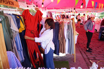 Ropa, bisutería, productos naturales son parte de la feria de emprendimientos que se desarrolla en el parque Central de Cumbayá