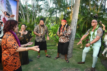 Ata Johnson y su hijo Dwayne Johnson bailando en la premier de Moana 2