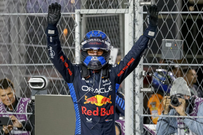 El piloto neerlandés celebra tras llegar a la meta quinto en el Gran Premio de Las Vegas, en Estados Unidos, resultado suficiente para llevarse el cuarto título mundial en la F1.