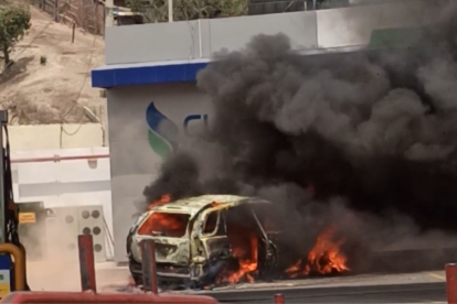 Los bomberos de Manta acudieron rápidamente al lugar para controlar la emergencia.