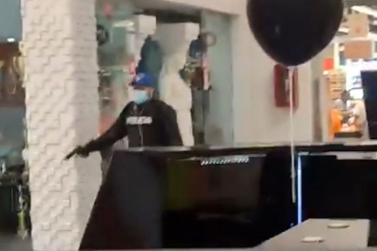 La mañana del sábado se registró el robo de una joyería ubicada en el Centro Comercial