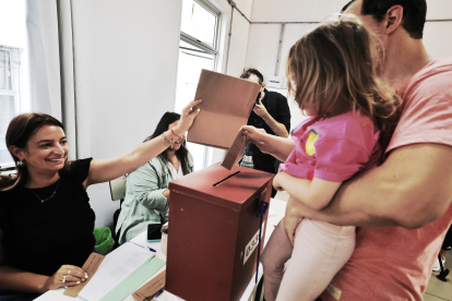 AME534. MONTEVIDEO (URUGUAY), 24/11/2024.- Un hombre con su hija votan en un colegio electoral, durante la segunda ronda de las elecciones presidenciales, este domingo, en Montevideo (Uruguay). Los 7.225 centros de votación habilitados para la segunda vuelta de las elecciones presidenciales que Uruguay afronta este domingo y en las que podrán votar unos 2,7 millones de ciudadanos se encuentran abiertos desde las 8:00 hora local. EFE/ Gastón Britos