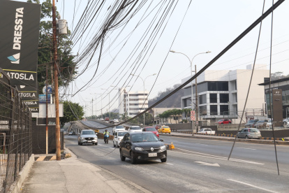 Los cables cuelgan en el kilómetro 2.5 de la avenida Carlos Julio Arosemena