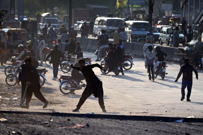 Personas protestan por la liberación de Imran Khan.