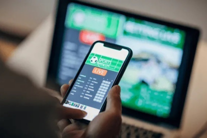 Tecnología. Una persona utiliza su celular para hacer negocios.