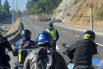 El auto chocó contra el poste, cuando circulaba por el sector El Bosque, en sentido norte - sur.