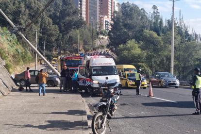 Una persona falleció por el choque de un auto y un poste en la av. Mariscal Sucre, en Quito.