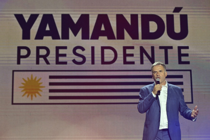 El presidente electo de Uruguay, Yamandu Orsi, de la coalición Frente Amplio, pronuncia su discurso de victoria después de la segunda vuelta presidencial en Montevideo el 24 de noviembre de 2024.